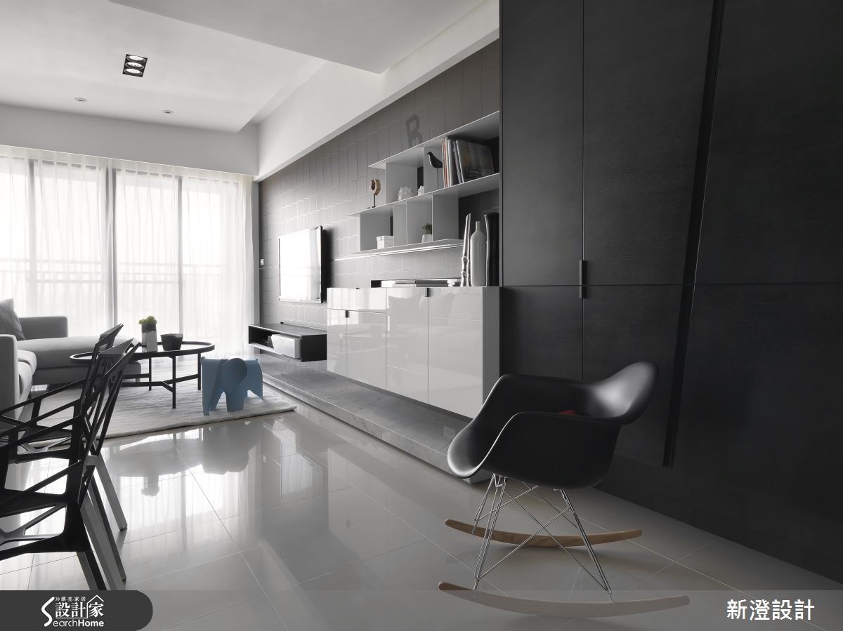 步入位於新竹市香山區的 34 坪居宅，酷黑與純白的強烈